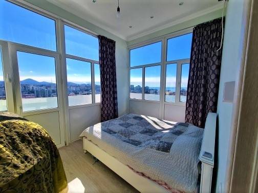 Спальная комната с видом на море