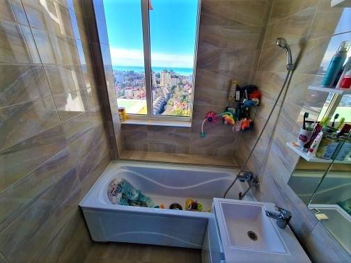 Вид на море из ванной комнаты