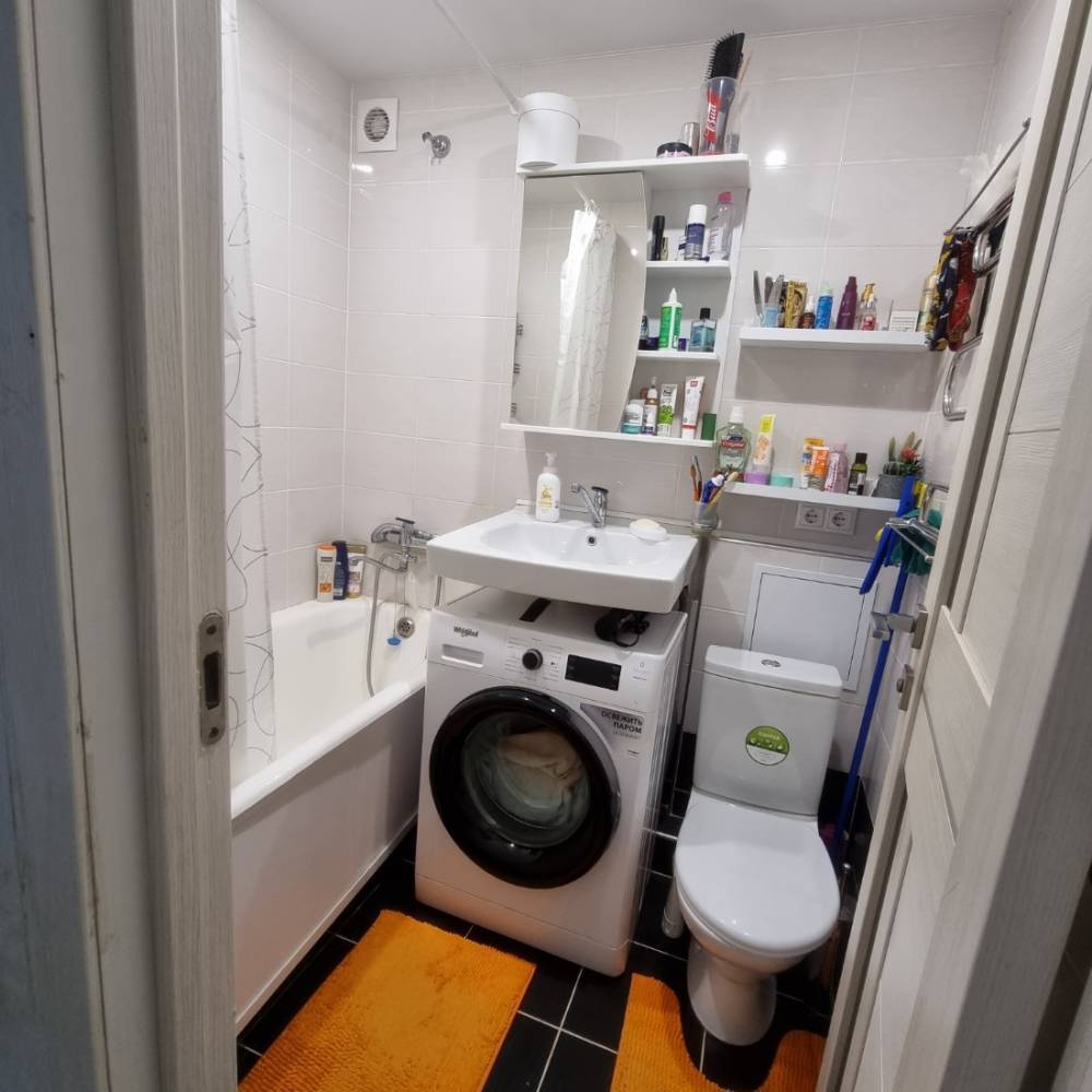 В ванной комнате разместились стиральная машина
